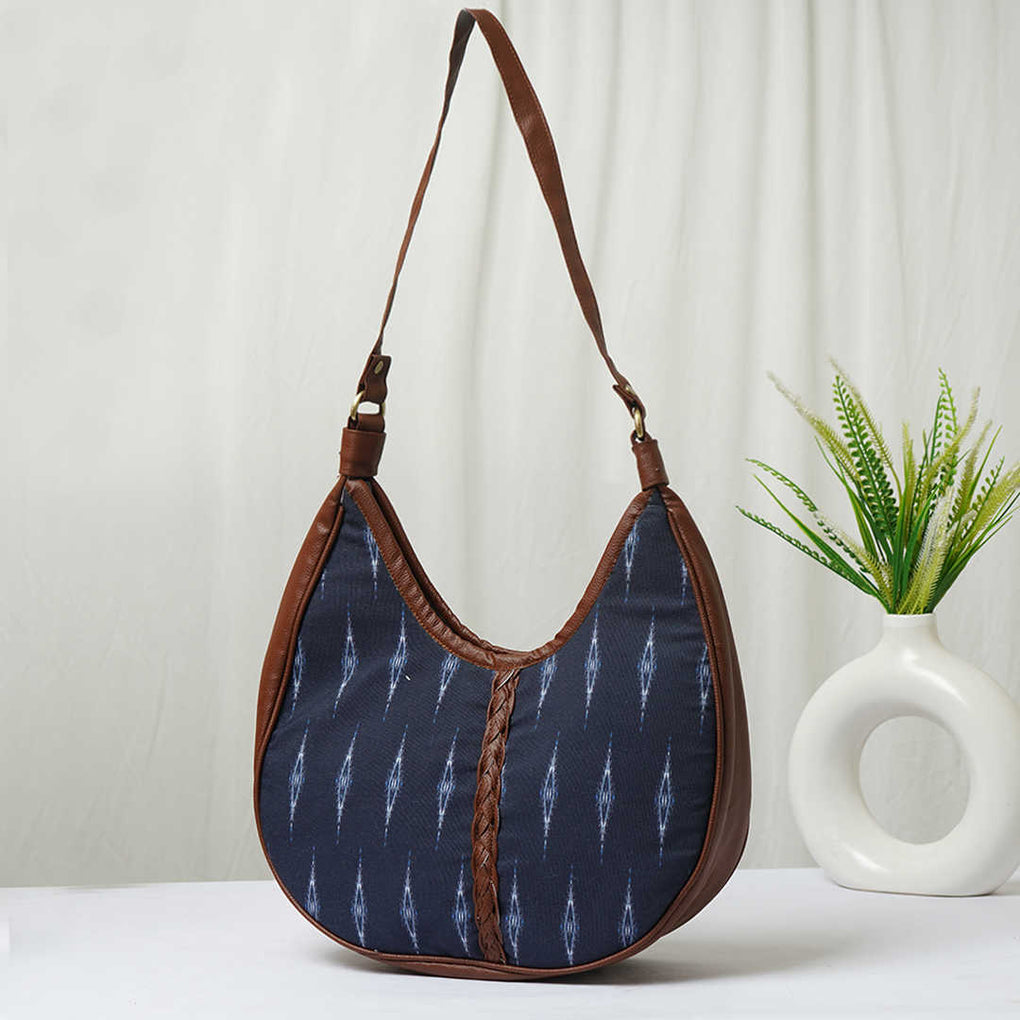 Hug fringed maxi hobo bag, cornflower blue | MAX&Co.